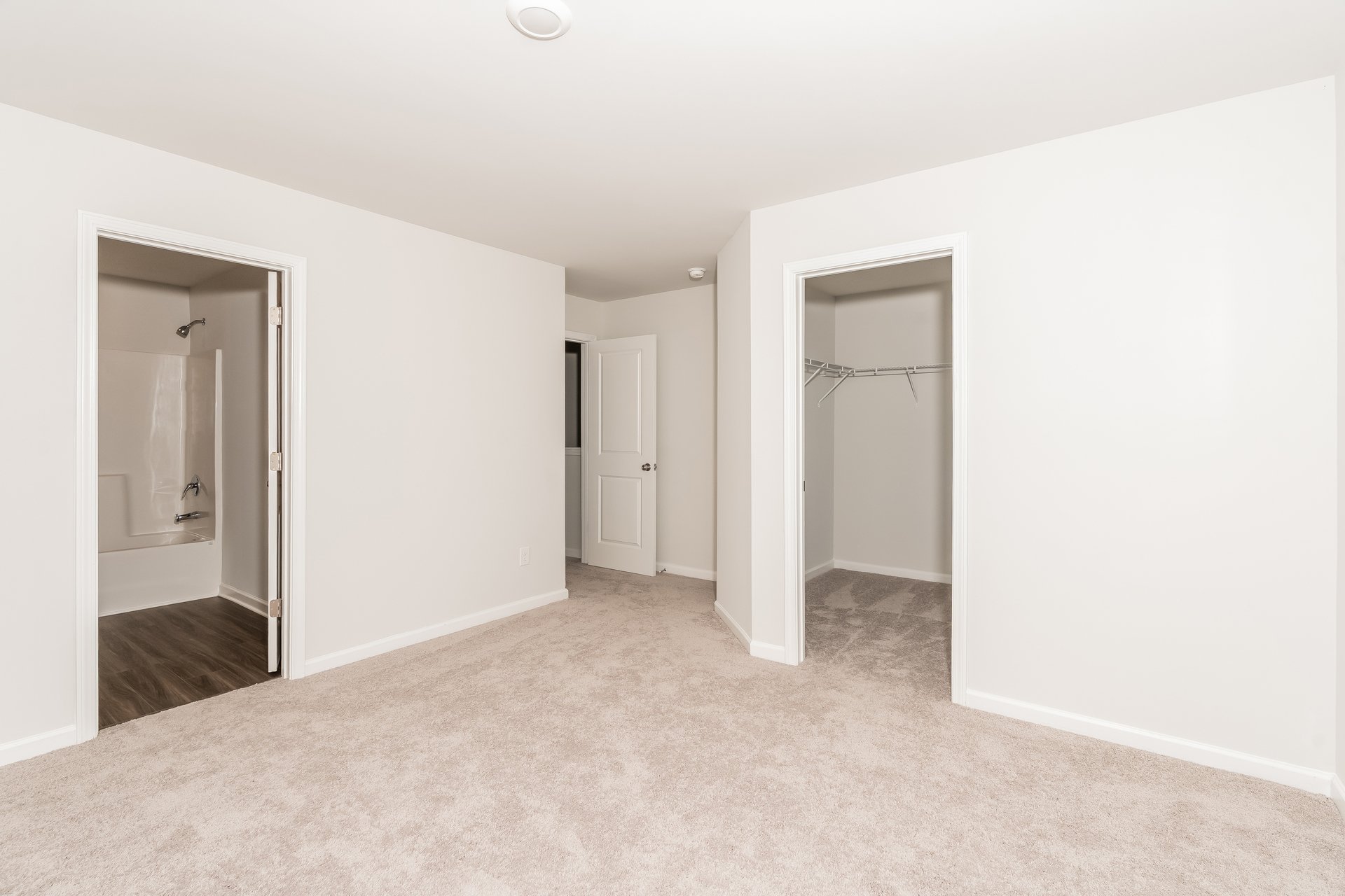 008-photo-main-bedroom-14758903 oakwood village