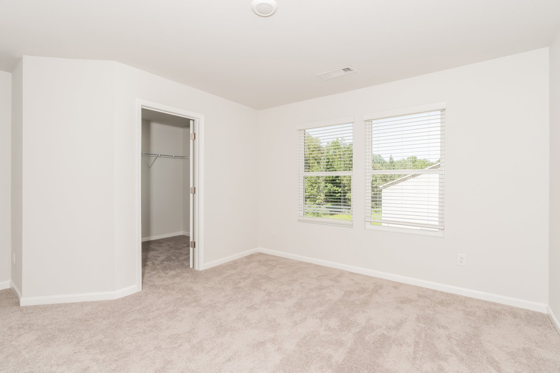 009-photo-main-bedroom-14758904 oakwood village