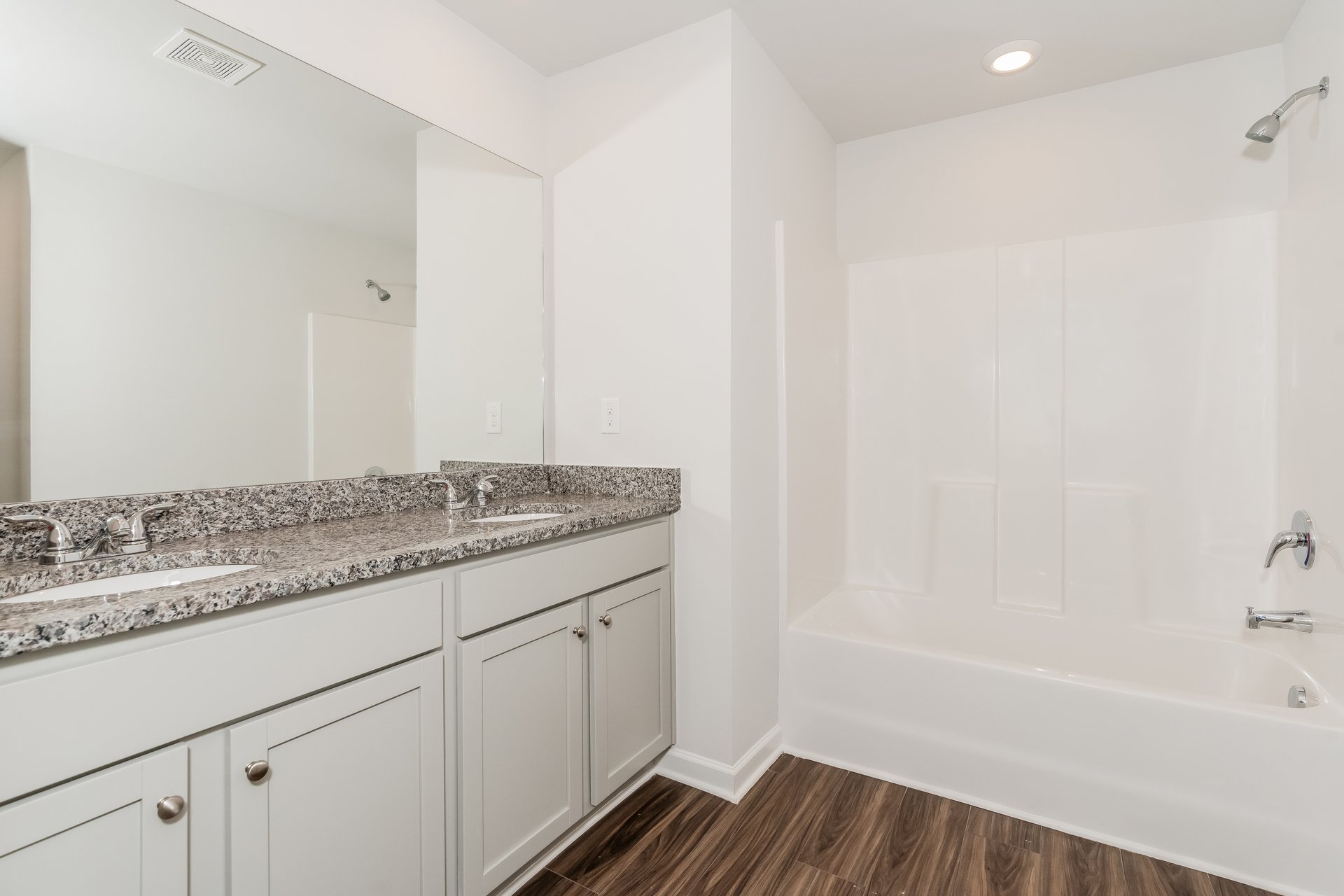 010-photo-main-bathroom-14758905 oakwood village