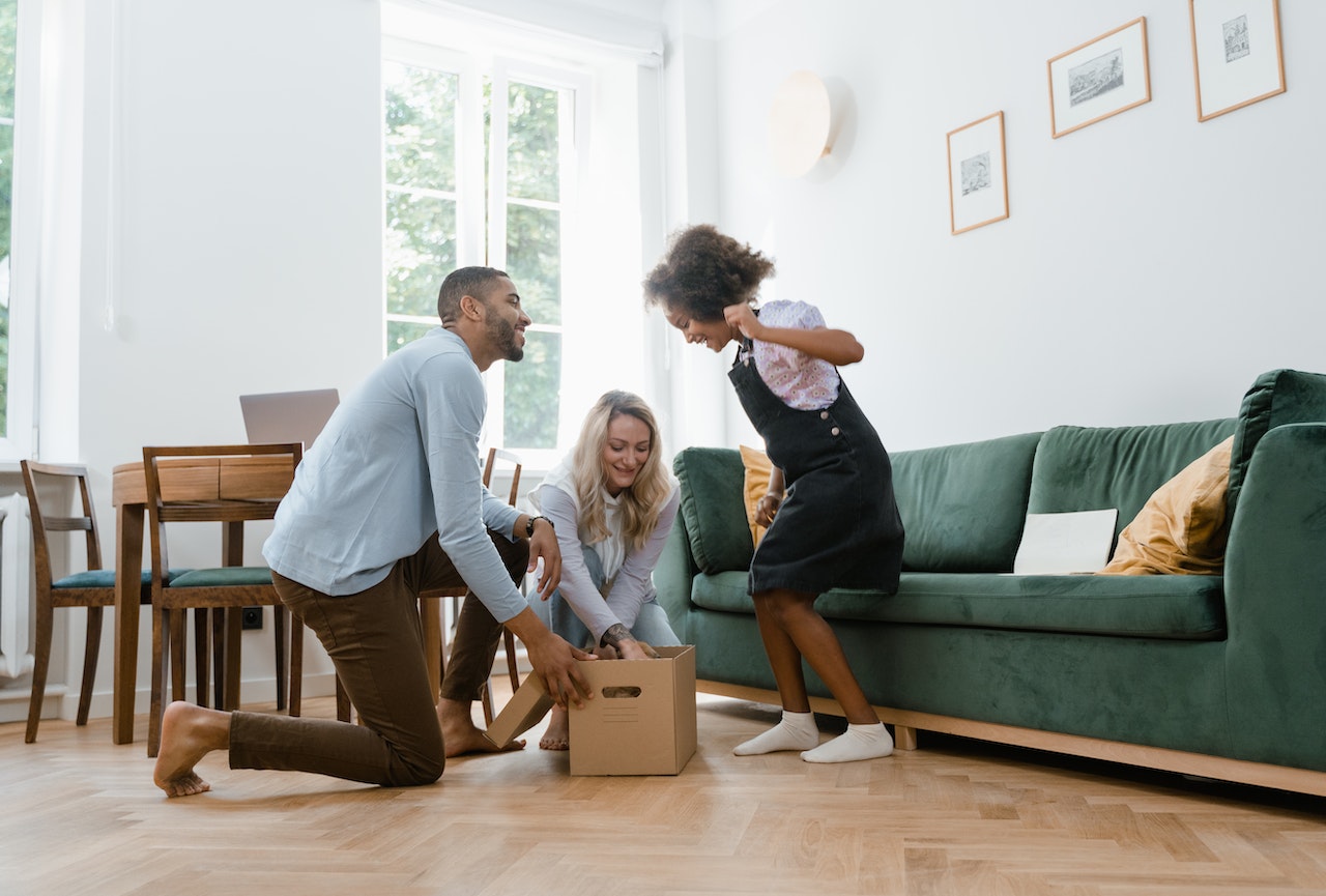 happy family move in with box